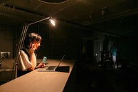 焚きびび no.1「溶けたアイスのひとしずくの中にだって踊る私はいる」より。（撮影：高木陽春）