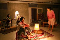 焚きびび no.1「溶けたアイスのひとしずくの中にだって踊る私はいる」より。（撮影：高木陽春）