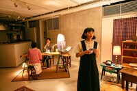 焚きびび no.1「溶けたアイスのひとしずくの中にだって踊る私はいる」より。（撮影：高木陽春）