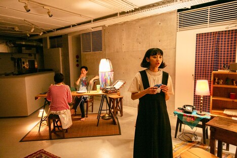 焚きびび no.1「溶けたアイスのひとしずくの中にだって踊る私はいる」より。（撮影：高木陽春）