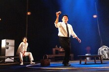 兵庫県立ピッコロ劇団第80回公演 尼崎市第8回「近松賞」受賞作品「宇宙に缶詰」より。（撮影：森口ミツル）