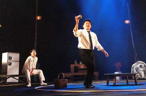 兵庫県立ピッコロ劇団第80回公演 尼崎市第8回「近松賞」受賞作品「宇宙に缶詰」より。（撮影：森口ミツル）