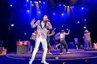 兵庫県立ピッコロ劇団第80回公演 尼崎市第8回「近松賞」受賞作品「宇宙に缶詰」より。（撮影：森口ミツル）