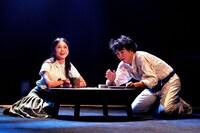 兵庫県立ピッコロ劇団第80回公演 尼崎市第8回「近松賞」受賞作品「宇宙に缶詰」より。（撮影：森口ミツル）