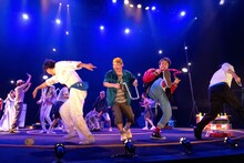 兵庫県立ピッコロ劇団第80回公演 尼崎市第8回「近松賞」受賞作品「宇宙に缶詰」より。（撮影：森口ミツル）