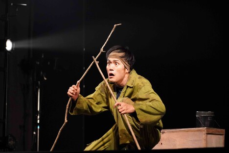 モチロンプロデュース「ボクの穴、彼の穴。W」井之脇海×上川周作のボクチームによる公演の様子。(撮影:田中亜紀)