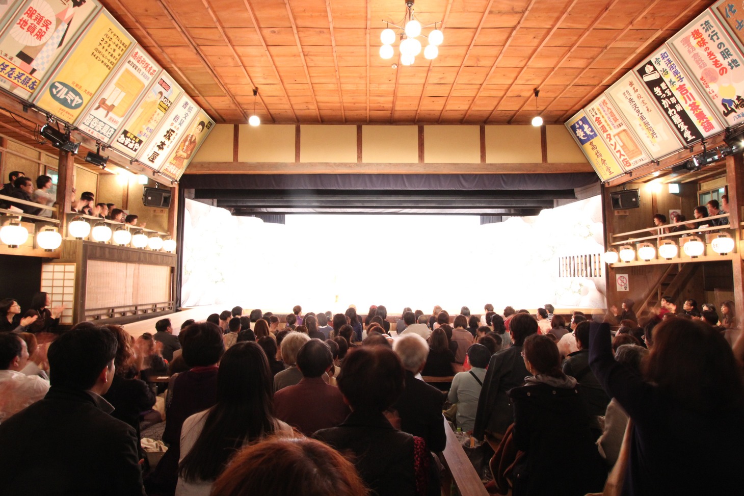 「永楽館歌舞伎」客席の様子。