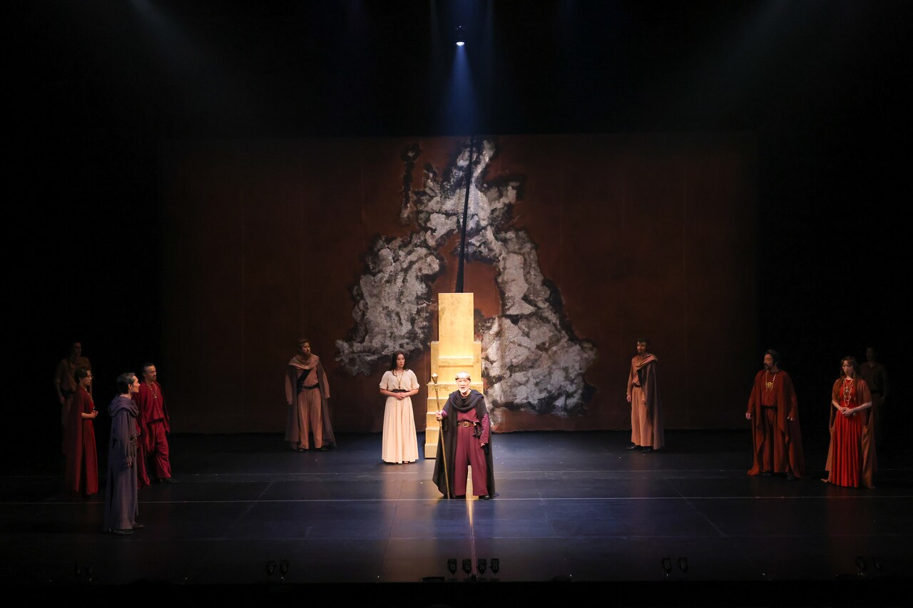 KAAT神奈川芸術劇場プロデュース「リア王の悲劇」より。（撮影：宮川舞子）