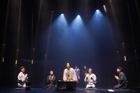 上演まで、客席では天井から落ちる砂を眺める。『奇ッ怪』。