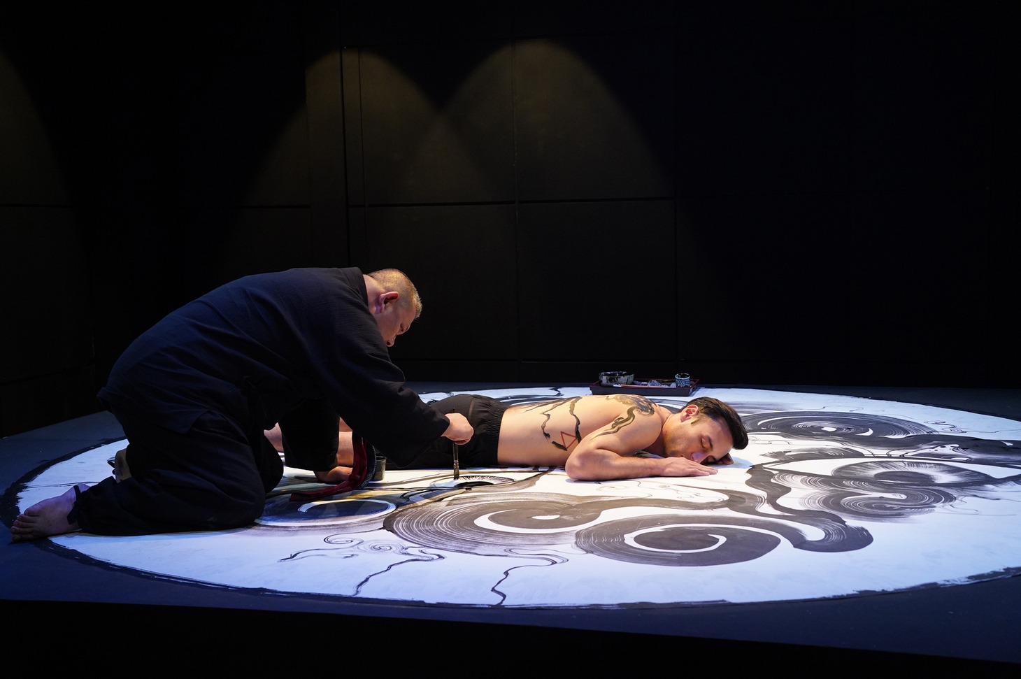 「刺青 / TATTOOER」休憩中のライブペインティングより。