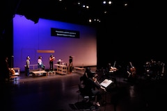 岡田利規・藤倉大が新しい表現に挑戦した「リビングルームのメタモルフォーシス」日本初演スタート