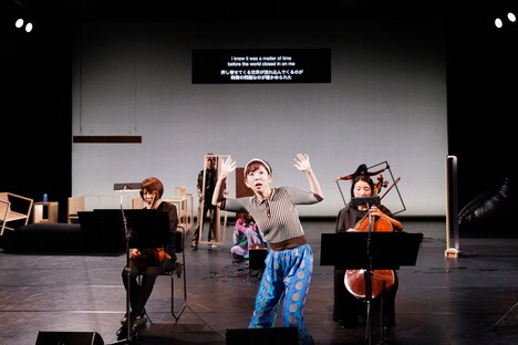 芸劇オータムセレクション チェルフィッチュ× 藤倉大 with アンサンブル・ノマド「リビングルームのメタモルフォーシス」より。（撮影：前澤秀登）