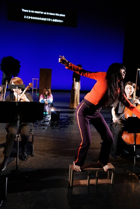 芸劇オータムセレクション チェルフィッチュ× 藤倉大 with アンサンブル・ノマド「リビングルームのメタモルフォーシス」より。（撮影：前澤秀登）