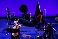 芸劇オータムセレクション チェルフィッチュ× 藤倉大 with アンサンブル・ノマド「リビングルームのメタモルフォーシス」より。（撮影：前澤秀登）