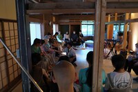 ジェームズ・ハーヴェイ・エストラーダ / 額田大志「ケアのためのセレモニー」兵庫公演より。(c)Mizuho Watanabe