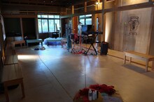 ジェームズ・ハーヴェイ・エストラーダ / 額田大志「ケアのためのセレモニー」兵庫公演より。(c)Mizuho Watanabe