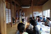 ジェームズ・ハーヴェイ・エストラーダ / 額田大志「ケアのためのセレモニー」兵庫公演より。(c)Mizuho Watanabe