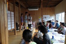 ジェームズ・ハーヴェイ・エストラーダ / 額田大志「ケアのためのセレモニー」兵庫公演より。(c)Mizuho Watanabe