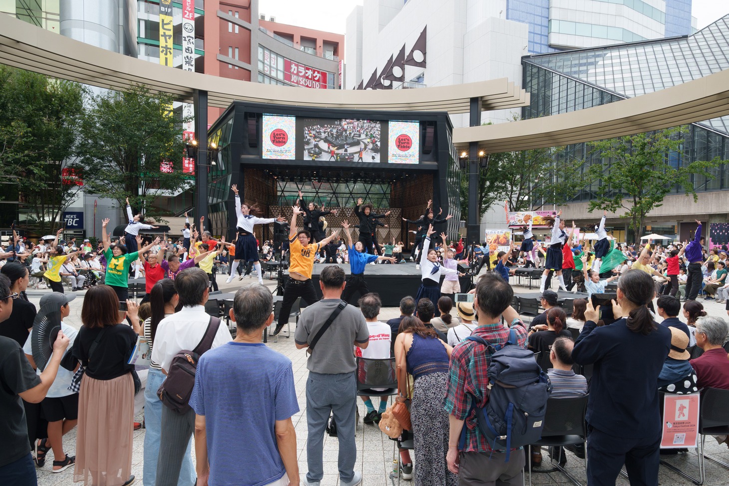 コンドルズ 野外パフォーマンス「Let’s Turn The Table」
より。（Photo by Kazuyuki Matsumoto）