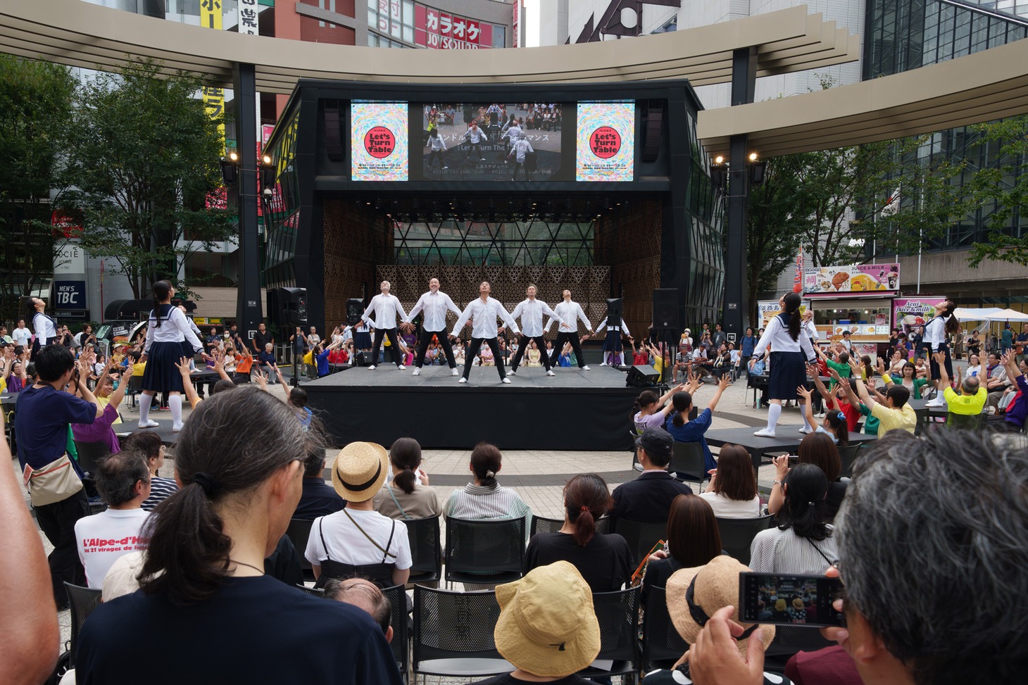 コンドルズ 野外パフォーマンス「Let’s Turn The Table」
より。（Photo by Kazuyuki Matsumoto）