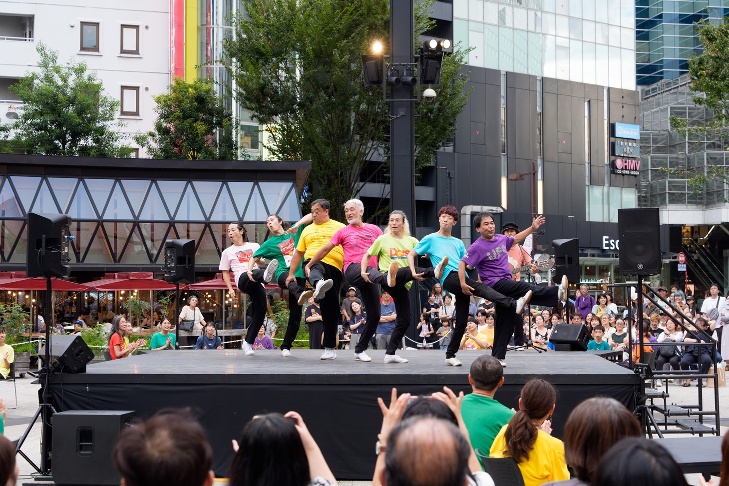 コンドルズ 野外パフォーマンス「Let’s Turn The Table」
より。（Photo by Kazuyuki Matsumoto）