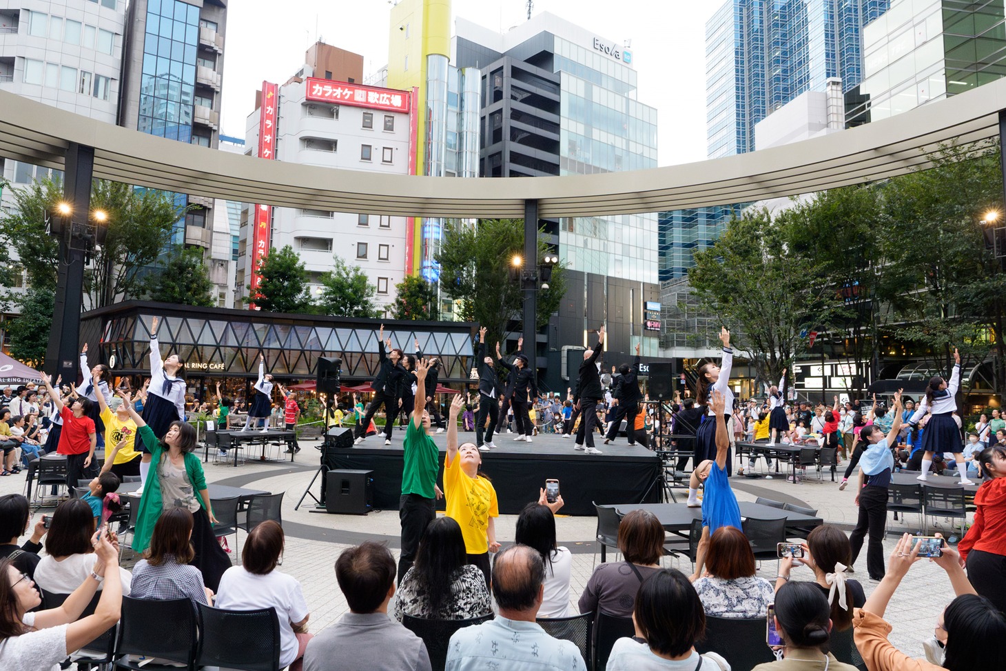 コンドルズ 野外パフォーマンス「Let’s Turn The Table」
より。（Photo by Kazuyuki Matsumoto）