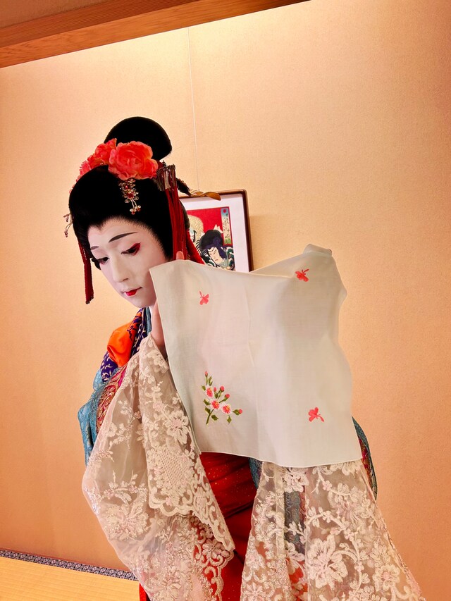 ハンカチを見せてくださる玉蓮。いつもは袖に隠れて見えないお手々がチラリ。