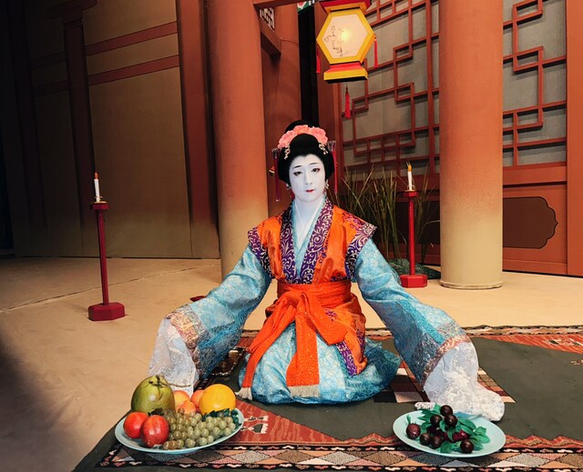 豪華なフルーツ盛り合わせと、フルーツに負けない麗しさの玉蓮。