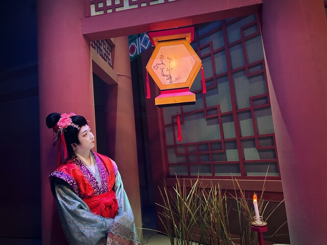 「沙門空海 唐の国にて 鬼と宴す」の舞台セットと、米吉扮する玉蓮。格子模様が中国ならでは！