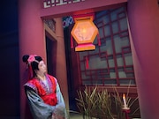 「沙門空海 唐の国にて 鬼と宴す」の舞台セットと、米吉扮する玉蓮。格子模様が中国ならでは!