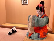 突然やってきたパンダたちを、丁寧にもてなす玉蓮。さすが売れっ子遊女。