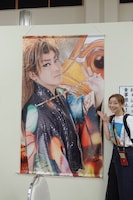 タペストリーと内田慈。