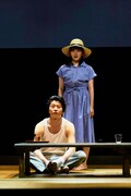 舞台「夏の砂の上」より。（撮影：細野晋司）
