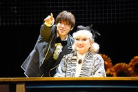 黒柳徹子（右）にカメラの位置を教える松島聡（左）。