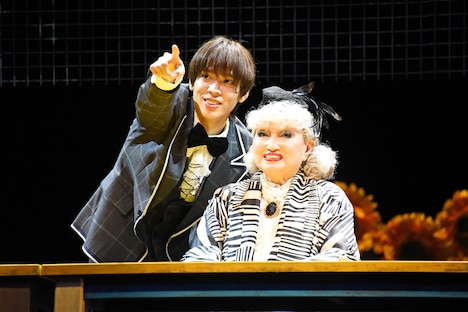 黒柳徹子（右）にカメラの位置を教える松島聡（左）。