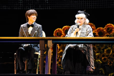 左から松島聡、黒柳徹子。