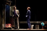 ウォーキング・スタッフ プロデュース「舞台版 嫌われる勇気」より。（撮影：武藤奈緒美）