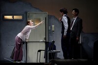 ウォーキング・スタッフ プロデュース「舞台版 嫌われる勇気」より。（撮影：武藤奈緒美）