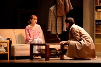 ウォーキング・スタッフ プロデュース「舞台版 嫌われる勇気」より。（撮影：武藤奈緒美）