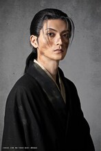 山本涼介扮する角又万作。