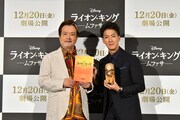 左から大和田伸也、尾上右近。