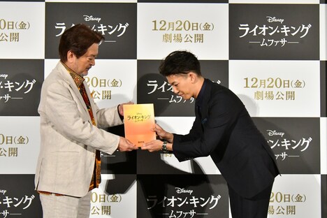 左から大和田伸也、尾上右近。