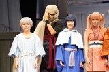 「戦国妖狐 THE STAGE 世直し姉弟編」出演者。左から千夜役の小倉愛梨、烈深役の輝海、氷岩役の北澤早紀、灼岩役の佐倉初、たま役の大西桃香。
