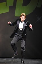 劇中のタップの振付を披露する小瀧望。