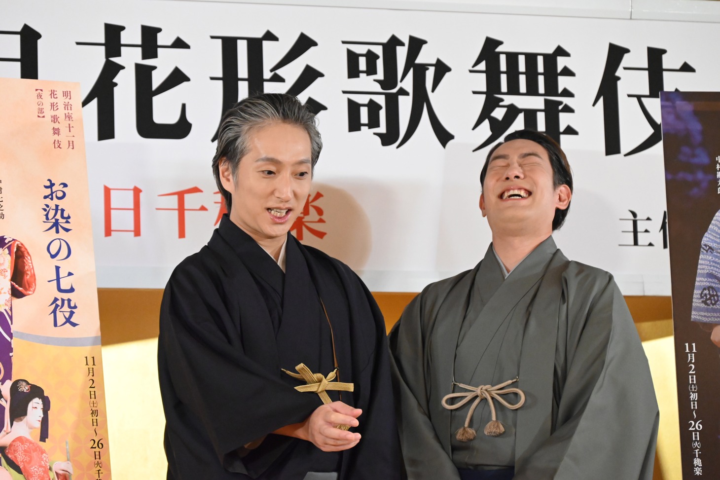 フォトセッション開始前、仲良く談笑を始めた中村勘九郎（右）と中村七之助（左）。