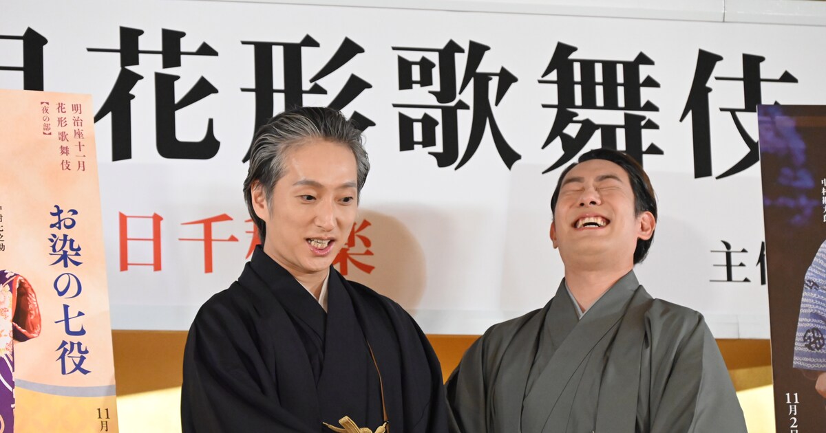 フォトセッション開始前、仲良く談笑を始めた中村勘九郎（右）と中村 