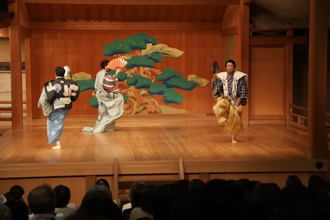 「楽しむ能『楽』プロジェクト！京都公演～井上芳雄と深掘りする能楽～」より。(c)公益社団法人能楽協会