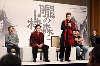 左から中島かずき、尾上松也、松本幸四郎、いのうえひでのり、松竹の山根成之取締役副社長。