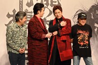 松本幸四郎（中央右）に「“悪い顔”って、体調悪い顔じゃないですよ」とツッコミを入れる尾上松也（中央左）。