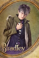 中村太郎扮するブラッドリー。